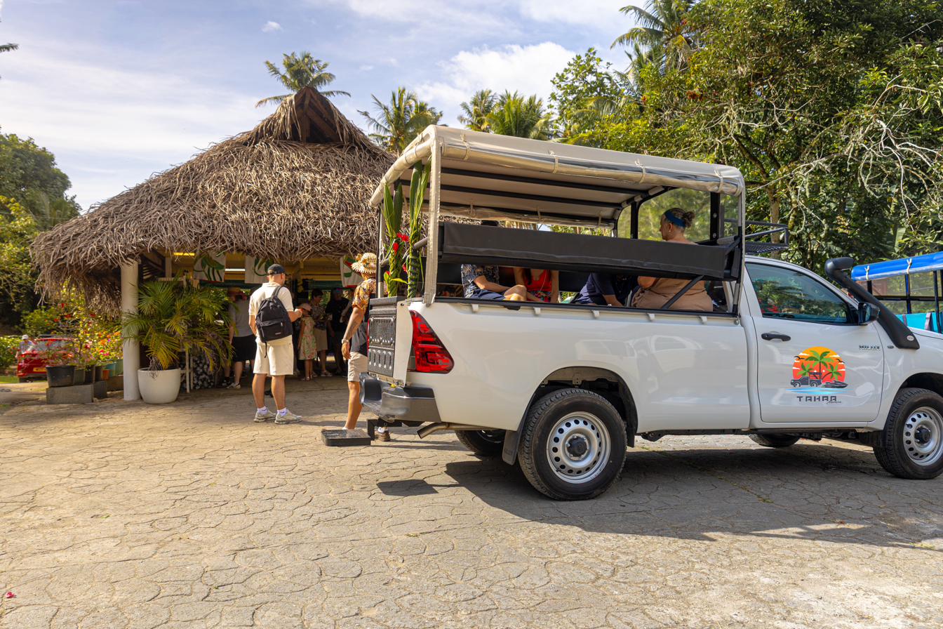 Passagers montant à bord du 4x4 Tahaa Adventure