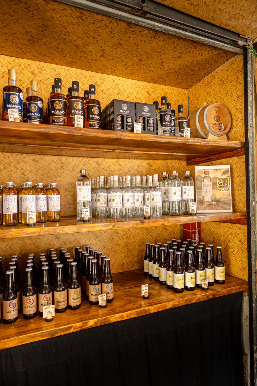 Bouteilles de rhum et gin artisanaux de Tahaa