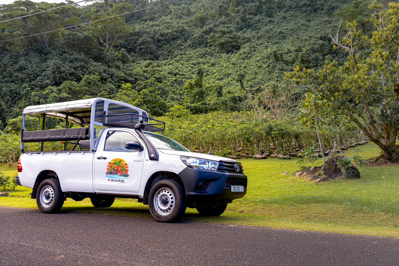 4x4 Tahaa Adventure garé sur un des points de vue exclusifs de l'île